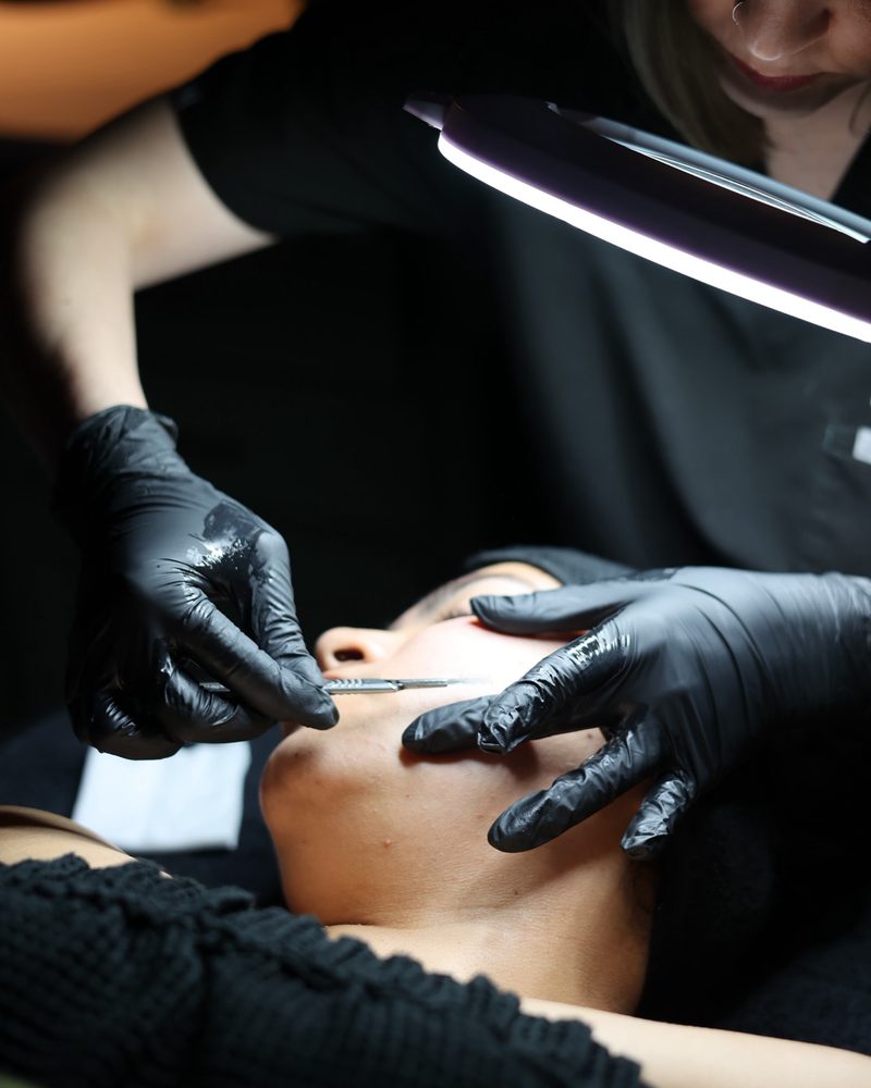 A nurse injector at Gudgel Aesthetics performing an injectable treatment